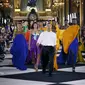 Desainer Prancis Olivier Rousteing menyapa penonton yang mengikuti peragaan busana koleksi Women's Spring-Summer 2020 Ready-to-Wear Balmain, di Opera Garnier di Paris pada 27 September 2019. (FRANCOIS GUILLOT / AFP)