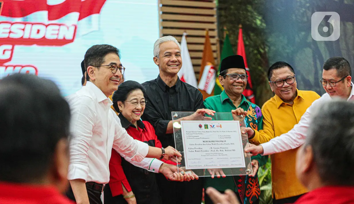 Megawati Soekarnoputri mengumumkan bakal cawapres ini bersama Plt Ketua Umum PPP M. Mardiono, Ketua Umum Perindo Hary Tanoesoedibjo dan Ketua Umum Hanura Oesman Sapta Odang serta seluruh Tim Pemenangan Nasional Ganjar Pranowo. (Liputan6.com/Faizal Fanani)