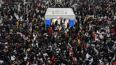 Suasana saat calon penumpang menunggu kereta di sebuah stasiun di Hangzhou, Provinsi Zhejiang, China, Minggu (10/2). Jutaan warga China mulai kembali bekerja setelah menghabiskan liburan Tahun Baru Imlek di kampung halaman. (Chinatopix via AP)