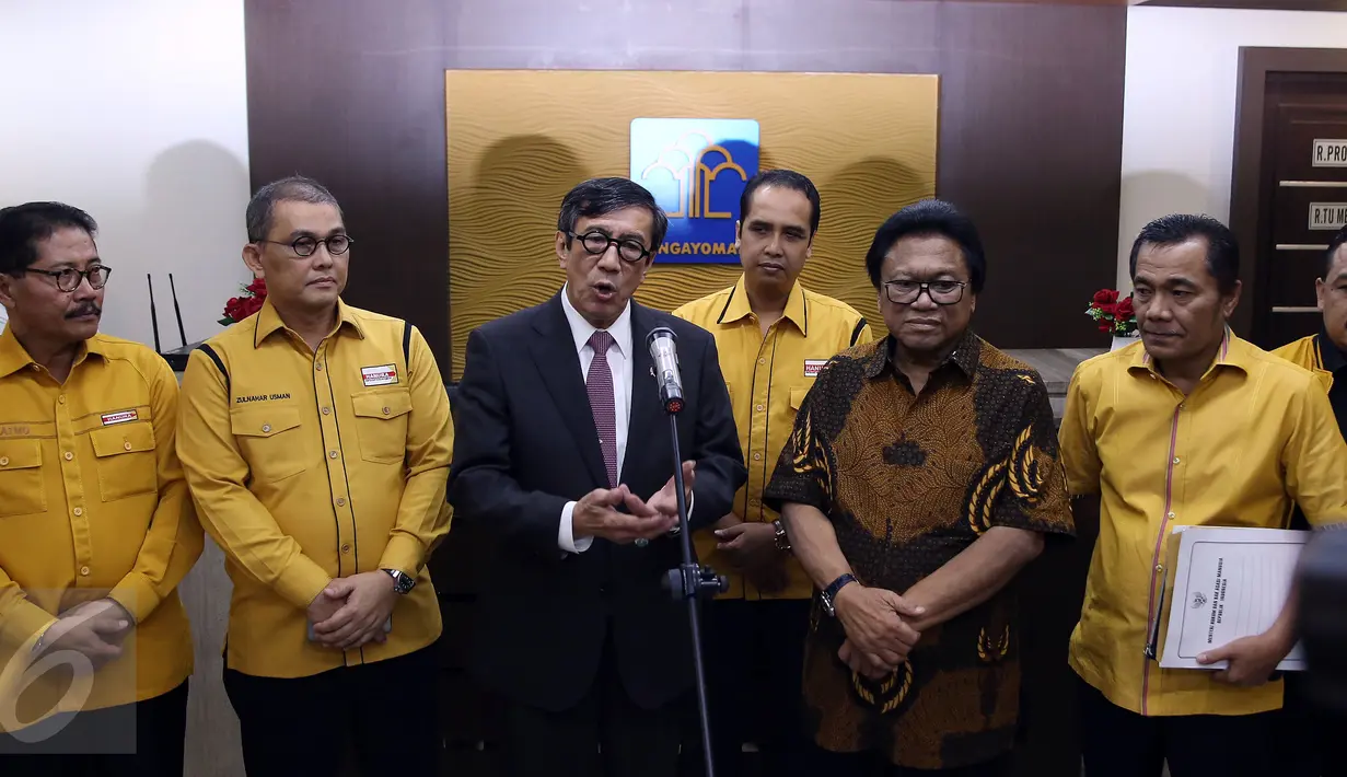 Menkumham Yasonna Laoly memberikan keterangan pers terkait pengesahan kepengurusan struktur organisasi di bawah pimpinan Ketua Umum  Partai Hanura Oesman Sapta Odang (OSO), Jakarta, Rabu (2/1). (Liputan6.com/Johan Tallo)