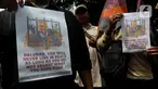 Massa Aksi Bela Al-Qur'an 301 menggeruduk Kedutaan Besar (Kedubes) Swedia di Kuningan, Jakarta Selatan, Senin (30/1/2023). Dalam aksinya massa memprotes aksi Politikus Swedia-Denmark Rasmus Paludan yang membakar Kitab Suci Al-Qur'an. (Liputan6.com/Herman Zakharia)