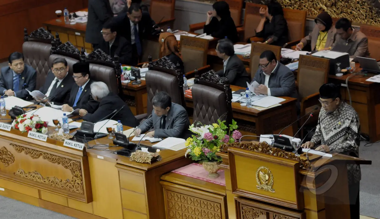 Ketua Badan Pemeriksa Keuangan (BPK RI) Harry Azhar Azis (kiri) membacakan laporan hasil pemeriksaan BPK dalam Rapat Paripurna dengan DPR RI di Komplek Parlemen, Jakarta, Selasa (7/4/2015). (Liputan6.com/Andrian M Tunay)
