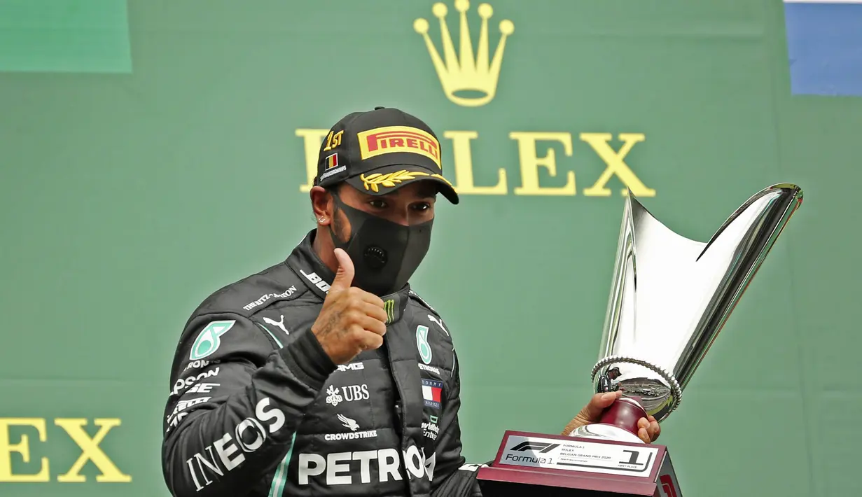 Tepat 15 November 2020 menjadi hari bersejarah bagi pembalap Mercedes, Lewis Hamilton. Pria asal Stevenage, Inggris, itu berhasil menyabet gelar juara dunia F1 untuk kali ketujuh di GP Turki. (AP Photo/Francisco Seco, Pool)