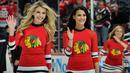 Ice Girls dari Chicago Blackhawks memberikan salam kepada penonton sebelum pertandingan National Hockey League (NHL) di Chicago. (Chicago Blackhawks.nhl.com)