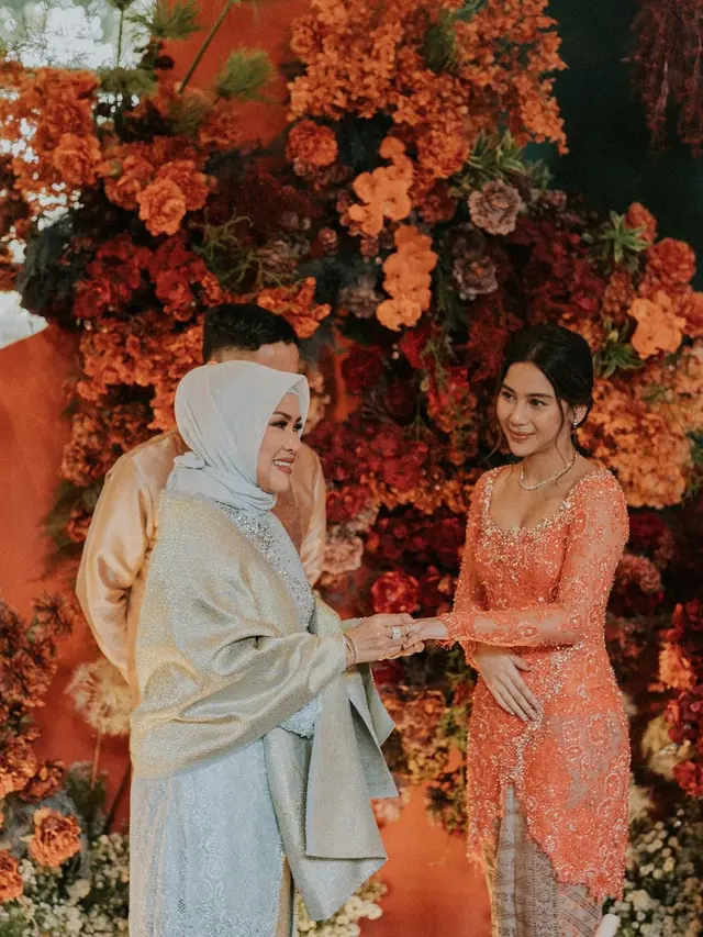 Adinda Thomas Anggun Berbaju Kurung Oranye Saat Dilamar Raka Akmal: Hello, My Fiance