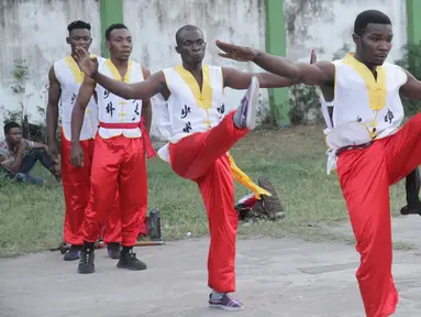 Sejumlah pemuda Tanzania dari Dragon Warriors Club berlatih kungfu di pusat kota Dar es Salaam, Tanzania, pada 25 Agustus 2020. Kungfu, seni bela diri China semakin populer di kalangan anak muda Tanzania. (Xinhua)