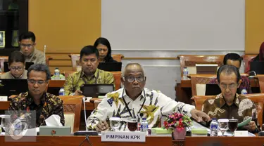 Plt Ketua KPK Taufiequrrahman Ruki (Tengah) bersama Wakil Ketua Zulkarnaen mengikuti rapat dengar pendapat dengan Komisi III DPR di Kompleks Parlemen, Jakarta, Kamis (19/11). Rapat membahas masukan dari KPK mengenai revisi KUHP. (Liputan6.com/Johan Tallo)