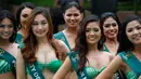 Sejumlah Kontestan Miss Philippines Earth 2017 berpose pada saat sesi media di Manila, Filipina, Rabu (5/7). Filipina adalah negara yang sangat menyukai kontes kecantikan. (AP Photo / Bullit Marquez)