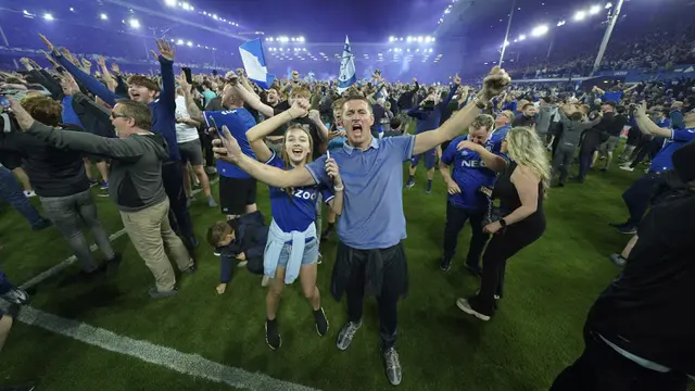 Foto: Detik-detik Suporter Everton Geruduk Lapangan Stadion Goodison Park usai The Toffees Selamat dari Degradasi Liga Inggris