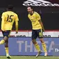 Pemain Arsenal Dani Ceballos (kanan) melakukan selebrasi usai mencetak gol ke gawang Sheffield United pada putaran keenam Piala FA di Bramall Lane, Sheffield, Inggris, Minggu (28/6/2020). Arsenal melaju ke semifinal Piala FA usai menaklukkan Sheffield United 2-1. (Andrew Boyers/Pool via AP)