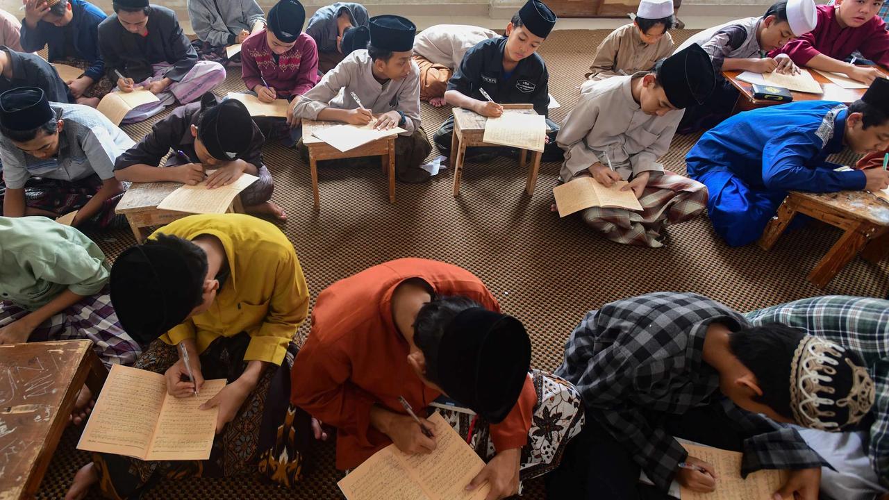 FOTO: Ramadan Menghidupkan Tradisi Kajian Kitab Kuning di Pesantren