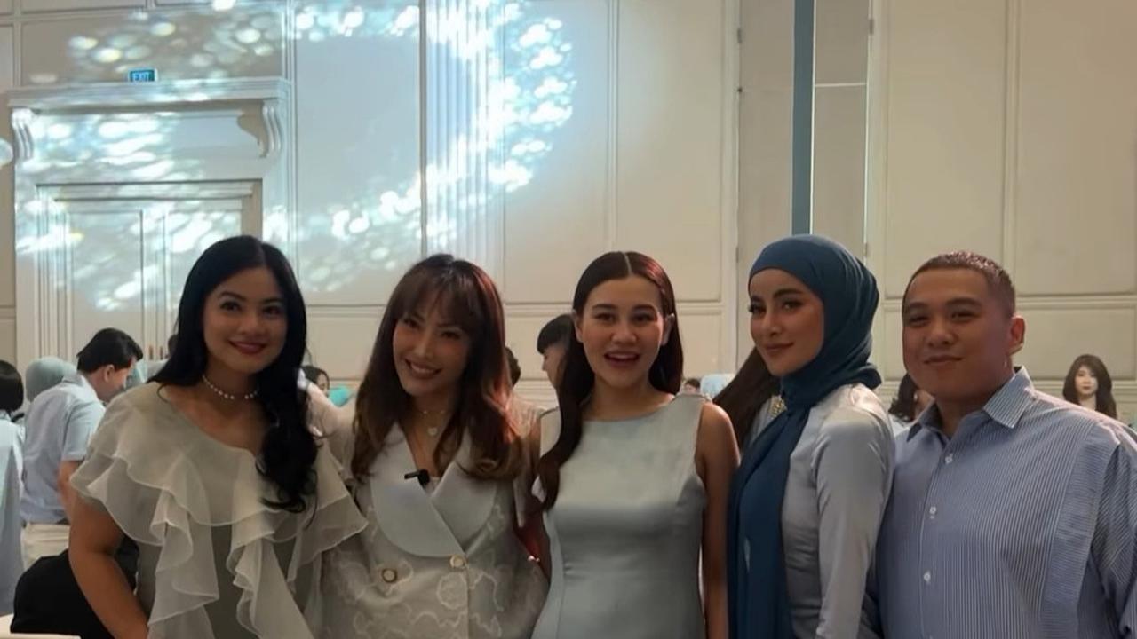 Komentar Kocak Regi Datau Lihat Ayu Dewi Cipika-cipika sama Banyak Artis: Gak Takut Pipinya Lecet atau Tulangnya Geser?