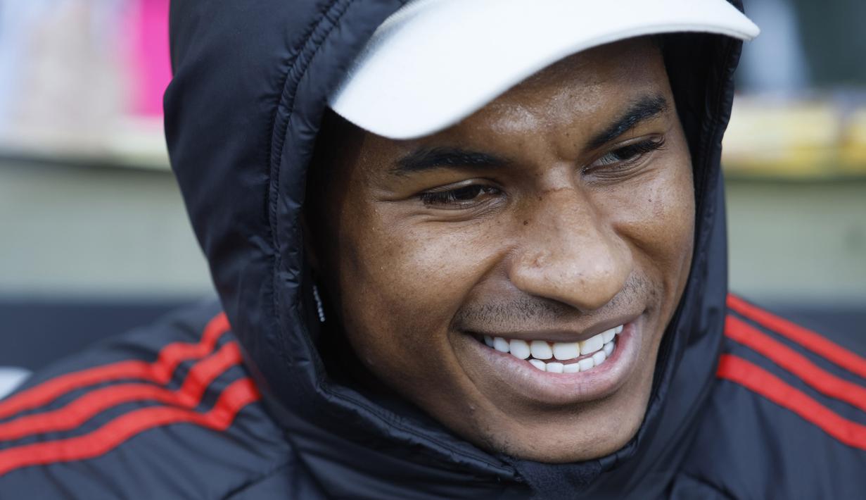 Ekspresi pemain MU, Marcus Rashford, saat menyaksikan timnya dari bangku cadangan dalam pertandingan lanjutan Liga Inggris 2023/2024 melawan Fulham yang berlangsung di Craven Cottage, London, Sabtu (4/11/2023). (AP Photo/David Cliff)