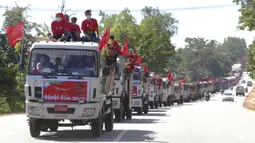 Pendukung partai National League for Democracy (NLD) pimpinan Aung San Suu Kyi berkonvoi dengan truk saat kampanye pemilihan umum bulan depan di Naypyitaw, Myanmar, Rabu (21/10/2020). (AP Photo/Aung Shine Oo)