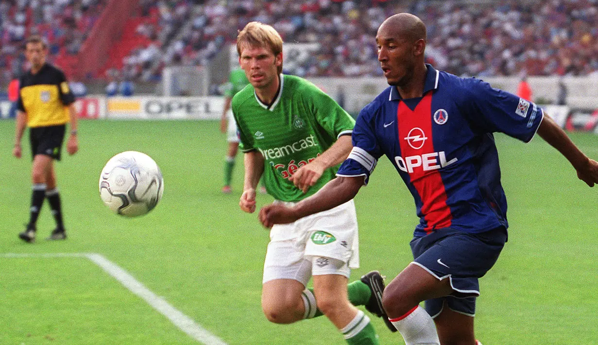 Nicolas Anelka. Striker Prancis yang telah pensiun pada Januari 2016 ini pernah dilepas PSG ke Arsenal pada tengah musim 1996/1997 dengan nilai 760 ribu euro. Pada awal musim 2000/2001 PSG mendatangkannya kembali dari Real Madrid dengan nilai mencapai 34,5 juta euro. (AFP/Bertrand Guay)