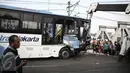 Alat berat mengevakuasi bus transjakarta yang mengalami kecelakaan dengan kereta api di perlintasan Jalan Mangga Dua, Jakarta, Kamis (19/5). Kecelakaan itu melibatkan bus Transjakarta, mobil Avanza dan kereta Senja Utama Solo. (Liputan6.com/Faizal Fanani)