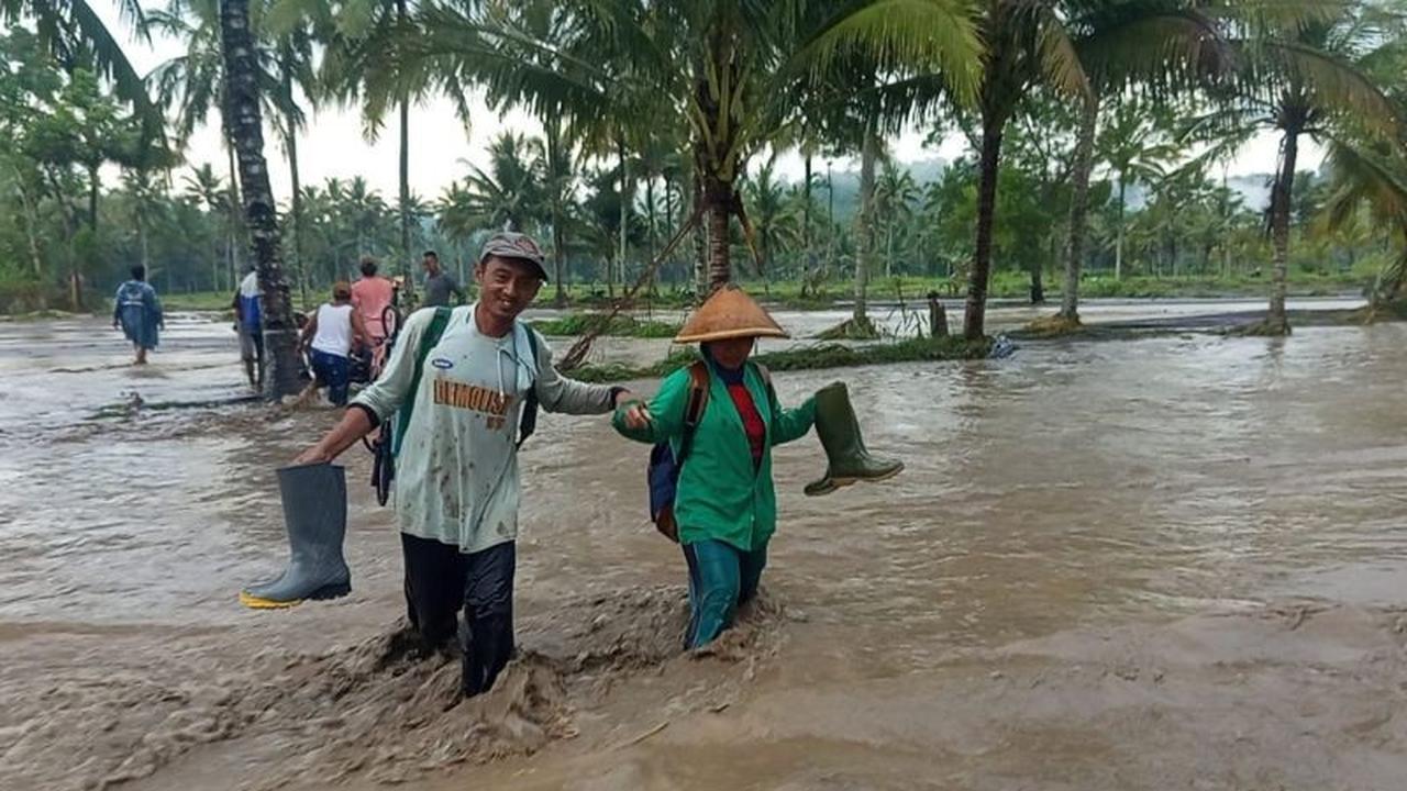 Banjir Lahar Semeru Isolasi Ratusan Warga di Lumajang, Akses Jalan Terputus