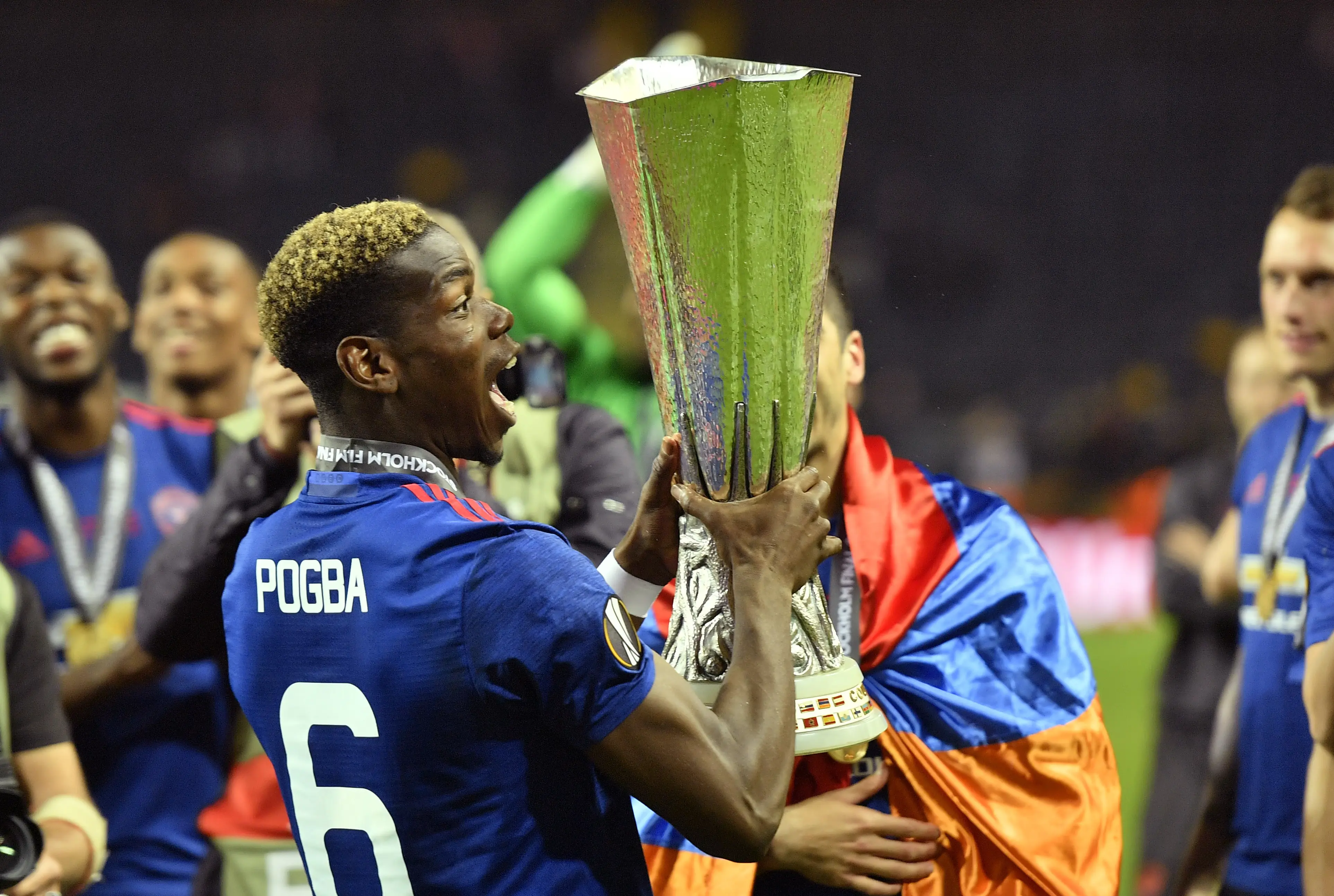 Senyum bahagia glandang Manchester United (MU) Paul Pogba saat mengangkat trofi Liga Europa 2016/2017. (AP Photo/Martin Meissner)