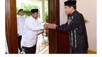 Presiden Jokowi menyambut Menteri Pertahanan Prabowo Subianto saat bersilaturahmi di Solo. (Foto: Dok. Instagram @prabowo)