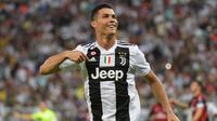 Striker Juventus, Cristiano Ronaldo, melakukan selebrasi usai membobol gawang AC Milan pada laga final Supercopa Itali 2019 di Stadion King Abdullah Sports City, Jeddah, Rabu (16/1). (AFP/Giuseppe Cacace)