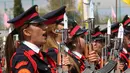 Pejuang perempuan Kurdi Peshmerga mengikuti upacara wisuda di akademi polisi di distrik Zakho, Irak, Rabu (30/3). Sejak ISIS menguasai sebagian wilayah di Irak, tentara perempuan Kurdi turut aktif berada di garis depan pertempuran. (REUTERS/Ari Jalal)