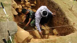 Dua petugas yang tergabung dalam Tim Nasional Penelitian melakukan ekskavasi situs megalitikum Gunung Padang di Kampung Cimanggu, Cianjur, Jawa Barat, (20/9/2014). (Liputan6.com/Helmi Fithriansyah)