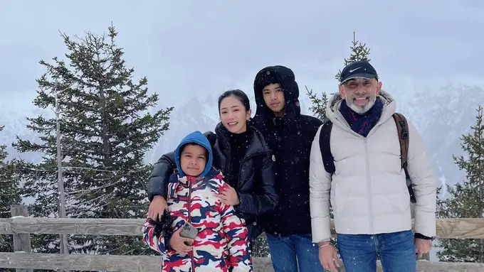 Bunga Zainal sedang liburan di Swiss bersama keluarga