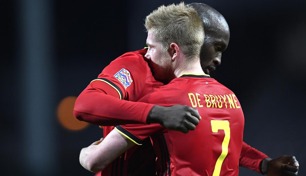Penyerang Belgia, Kevin De Bruyne, merayakan gol bersama Romelu Lukaku saat menghadapi Denmark pada laga lanjutan UEFA Nations League di Stadion Den Dreef, Kamis (19/11/2020) dini hari WIB. Belgia menang 4-2 atas Denmark. (AFP/John Thys)
