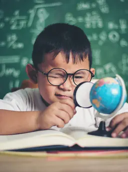 Anak mudah kecanduan games sehingga fokusnya terabaikan dengan gadget apabila berada di lingkungan yang kurang tepat. (Foto/dok: Freepik/jcomp)