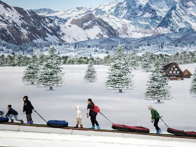 Orang-orang bermain snow tubing di atas salju buatan di Trans Snow World Bintaro, taman salju dalam ruangan bertema Jepang, di Bintaro, 27 Desember 2023. Libur Natal dan Tahun Baru telah tiba, bagi Anda yang masih bingung memilih tempat liburan, bisa main salju ke Trans Snow World Bintaro. (Yasuyoshi CHIBA/AFP)