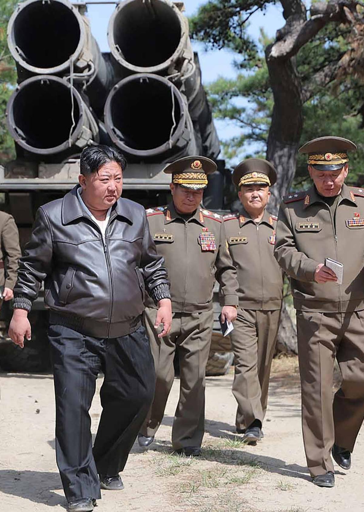 FOTO: Kim Jong Un  Mengawasi Uji Coba Rudal Serangan Nuklir
