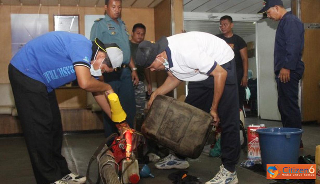 Citizen6, Jakarta Utara: Diskes Kolinlamil melaksanakan Fogging di kapal perang KRI Tanjung Nusanive-973 yang sedang sandar di dermaga Kolinlamil, Tanjung Priok, Jakarta, Jumat (9/11/2012). (Pengirim: Dispenkolinlamil)