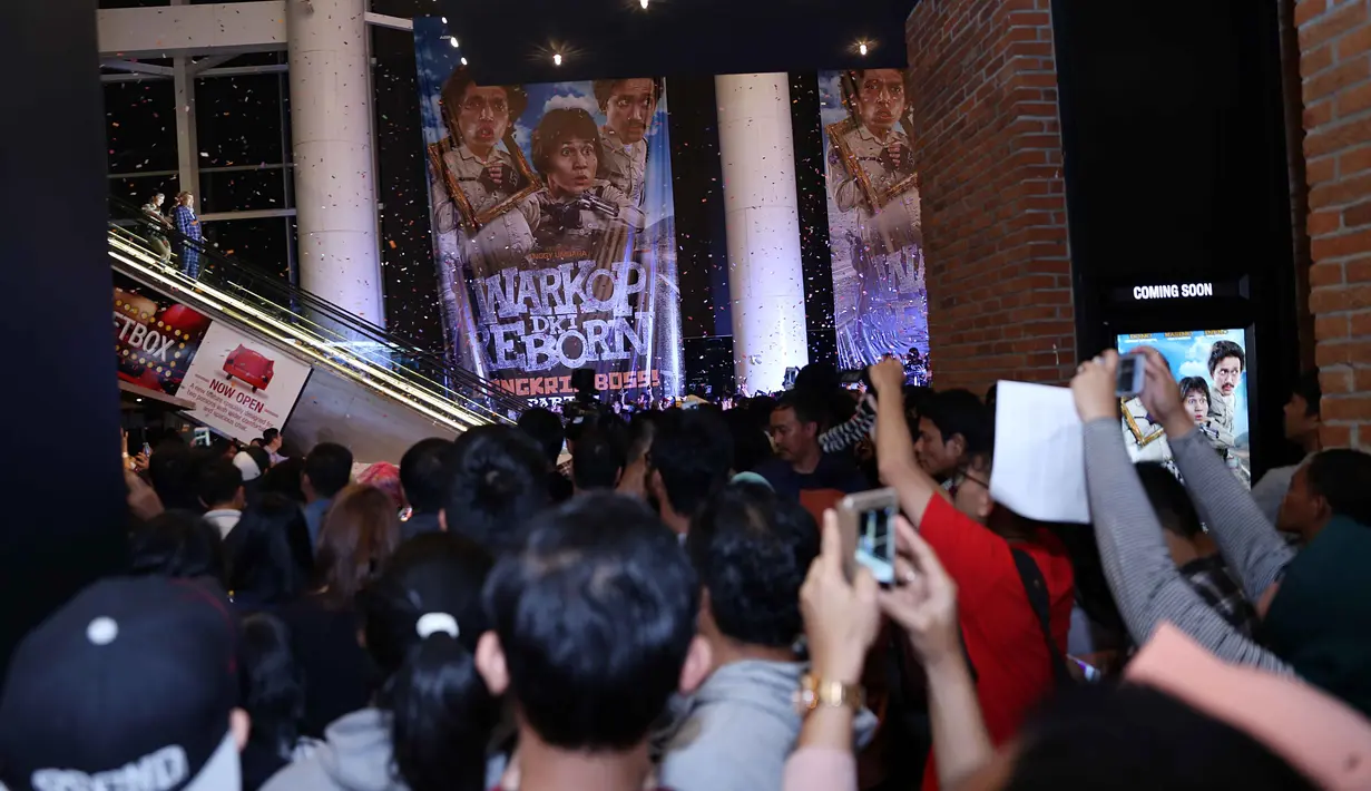 Selain sambutan di Jakarta, Warkop DKI Reborn juga dapat sambutan meriah di kota pahlawan, Surabaya. Para pemeran utama film itu mendapat sambutan meriah pada galapremiere yang digelar di XXI Grand City Mall, Gubeng-Surabaya. (Nurwahyunan/Bintang.com)