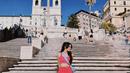 Jalan-jalan keliling Roma, Beby Tsabina aktris yang populer berkat sinetron Anak Jalanan ini tak lupa foto di Spanish Steps. Ia membagikan foto-foto dirinya di akun Instagramnya. (Instagram/bebytsabin)