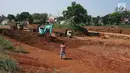 Pekerja beraktivitas dengan Alat berat di sekitar pembangunan proyek jalan tol Depok-Antasari di Limo, Depok, Rabu (19/6/2019). Adanya proyek itu diduga menjadi penyebab dua RT di kawasan tersebut mengalami kekeringan sejak dua bulan terakhir. (Liputan6.com/Immanuel Antonius)