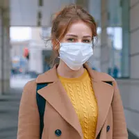 Ilustrasi Menggunakan Masker Credit: pexels.com/Anna