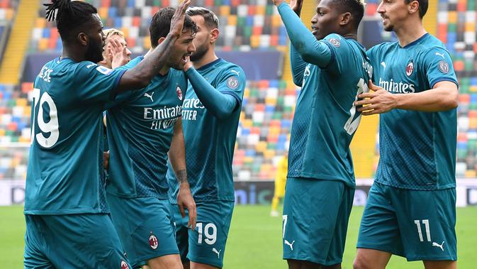 Para pemain AC Milan merayakan gol yang dicetak Franck Kessie dalam laga kontra Udinese di giornata keenam Serie A, Minggu (1/11/2020). AC Milan menang 2-1 atas Udinese dalam pertandingan tersebut. (Andreas SOLARO/AFP)