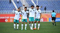 Para pemain Timnas Indonesia U-20 merayakan gol ke gawang Suriah U-20 yang dicetak Hokky Caraka (kanan) pada laga matchday kedua Grup A Piala Asia U-20 2023 di Lokomotiv Stadium, Tashkent, Uzbekistan, Sabtu (4/3/2023). (AFC/Adam Aidil)