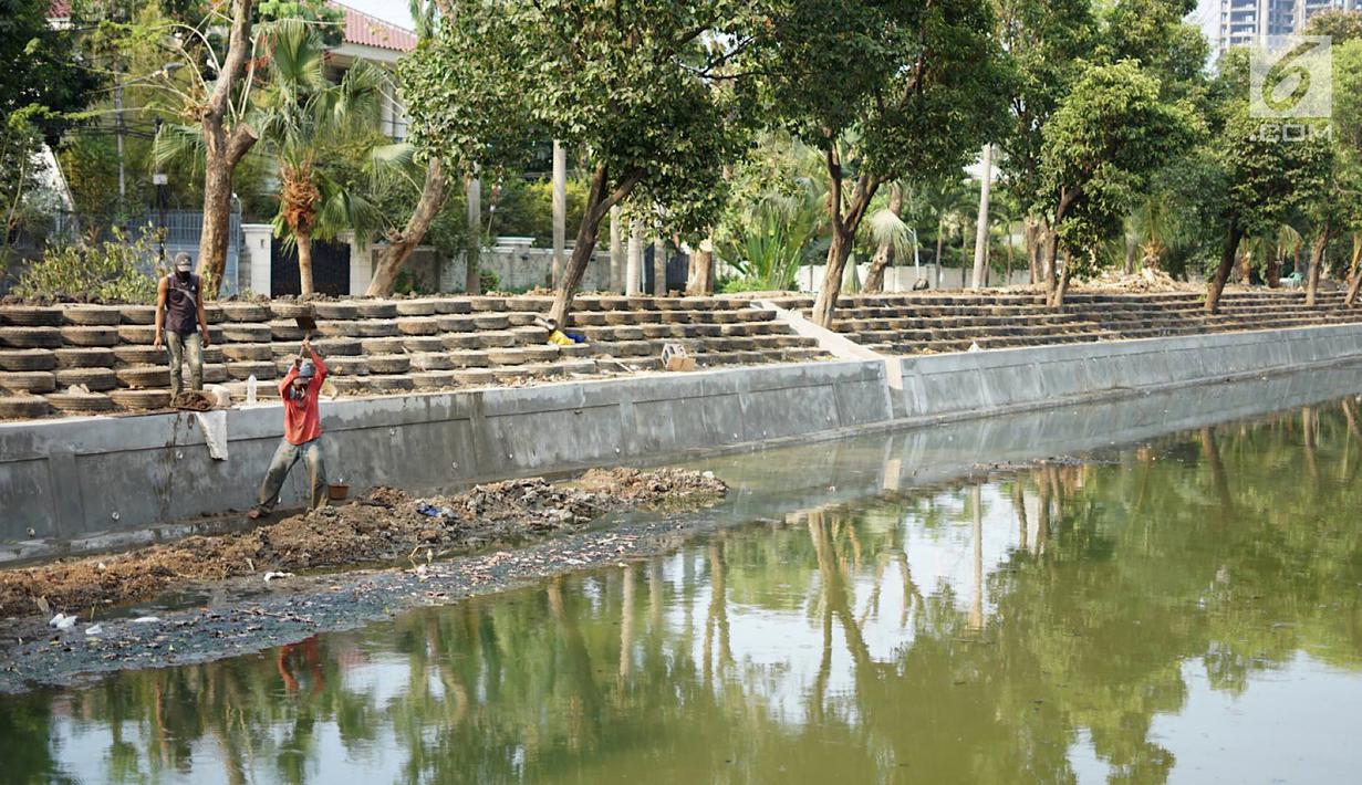 Pekerja menyelesaikan pembuatan turap bermaterialkan ban bekas di Kali Karang Bolong, Ancol, Jakarta, Rabu (4/9/2019). Pembangunan turap ban bekas sepanjang 400 meter yang disusun akan difungsikan sebagai pot yang akan ditanami tanaman telo-telo atau climbing door. (Liputan6.com/Immanuel Antonius)