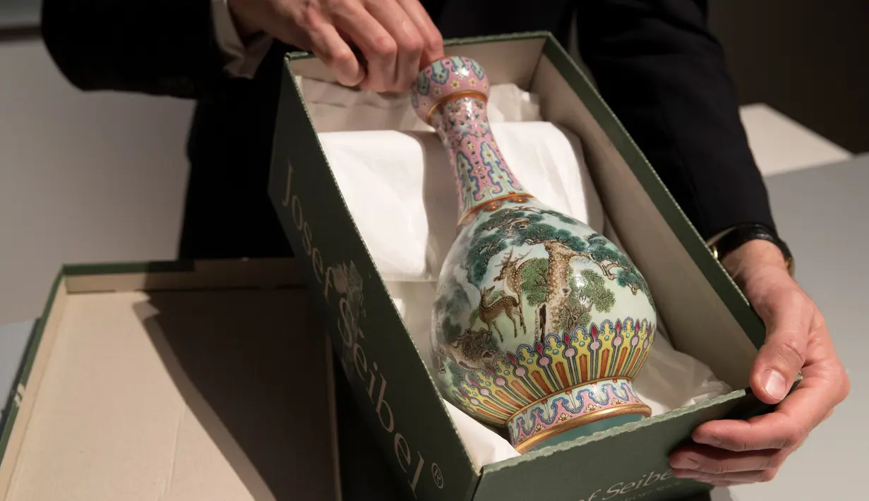 Sebuah vas China antik yang diyakini berasal dari masa Dinasti Qing pada abad ke-18 diperlihatkan di rumah lelang Sotheby, Paris, Selasa (22/5). Vas China antik berusia ratusan tahun akan dilelang di Prancis pada bulan depan. (AFP/Thomas SAMSON)