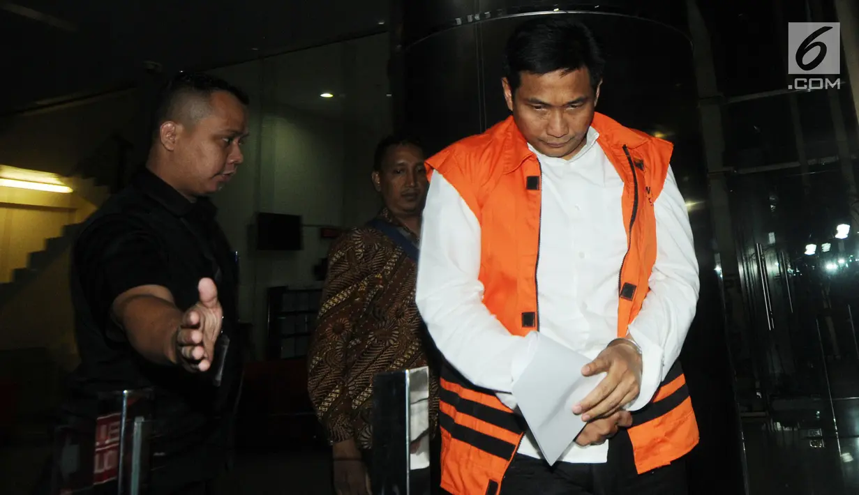 Anggota DPR Fraksi Golkar Bowo Sidik Pangarso tertunduk usai menjalani pemeriksaan perdana di Gedung KPK, Jakarta, Selasa (2/4). Bowo diperiksa sebagai tersangka dugaan menerima suap terkait kerja sama pengangkutan pupuk melalui kapal. (merdeka.com/Dwi Narwoko)