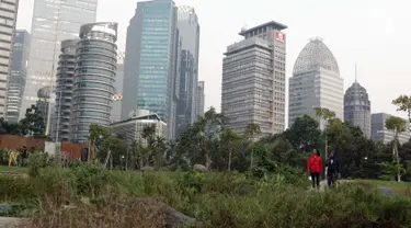 Warga berjalan di area Hutan Kota Gelora Bung Karno, Jakarta, Kamis (20/6/2019). Sore hari banyak warga memanfaat waktu luang dengan berolahraga dan menyalurkan hobi fotografi di area Hutan Kota Gelora Bung Karno. (Liputan6.com/Helmi Fithriansyah)