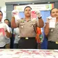Kapolresta Palembang menunjukkan barang bukti sabu yang diamankan dari tangan pengedar narkoba (Liputan6.com / Nefri Inge)