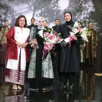 Editor in Chief Fimela Ellyana Mae, Ketua Dekranasda Pemprov Kalimantan Selatan Hj. Fathul dan Irmasari Joedawinata dalam Parade Wastra Nusantara 2025. ©Budy Santoso/Fimela.