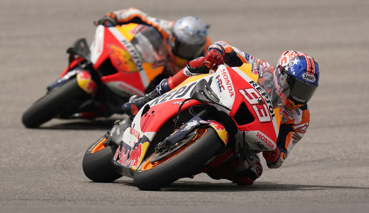 Hebatnya, Marc Marquez tidak panik usai insiden tersebut. Ia tetap fokus dan mampu melewati satu per satu pembalap di depannya. Dan akhirnya, ia mampu memenangi persaingan ketat dengan Fabio Quartararo dan Jorge Martin untuk mengunci posisi ke-6 di akhir balapan. (AP/Eric Gay)