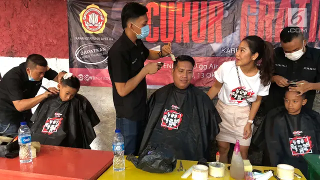 Warga saat mengikuti cukur gratis yang diselenggarakan oleh Relawan Jokowimotion di Cakung, Jakarta Timur, Sabtu (13/10). Kegiatan ini bertema "Karena Rapi Itu yang Pertama". (Liputan6.com/Andy)