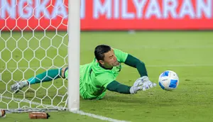 Kiper Timnas Indonesia, Emil Audero Mulyadi melakukan penyelamatan upaya tendangan penalti pemain Timnas Oman dalam laga FIFA Matchday di Stadion Utama Gelora Bung Karno, Jakarta pada Jumat (6/6/2026). (Bola.com/Bagaskara Lazuardi)