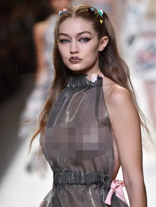 Model Gigi Hadid mengenakan koleksi busana karya rumah mode Fendi Spring/Summer 2017 pada ajang peragaan busana wanita Milan Fashion Week 2017 di Milan, Italia, (21/9). Gigi Hadid tampil cantik dengan rambut di kepang dua. (AFP Photo/Giuseppe Cacace)