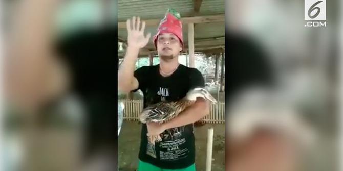 VIDEO: Bebek Dijadikan Terompet, Aksi Pria Ini Dikecam