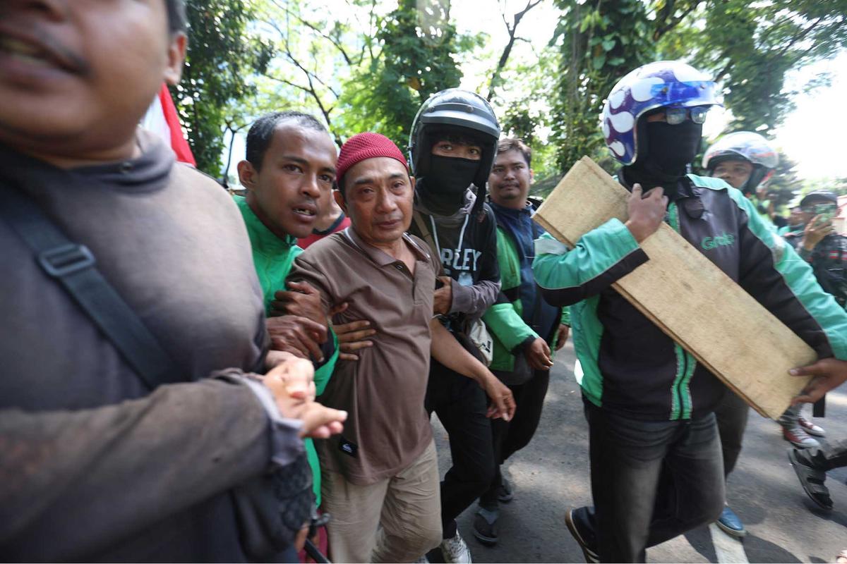 FOTO: Ribuan Ojol Antar Kepergian Affan ke Peristirahatan Terakhir